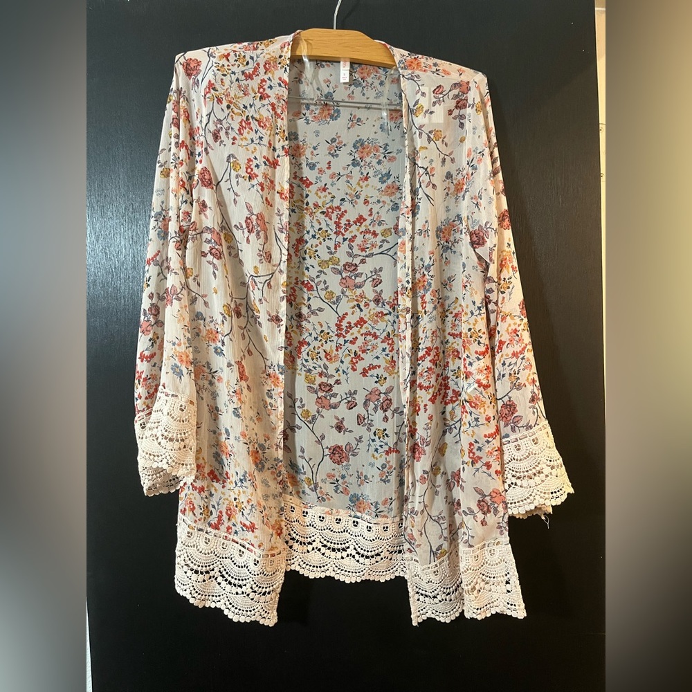 Xhiliration Floral kimono